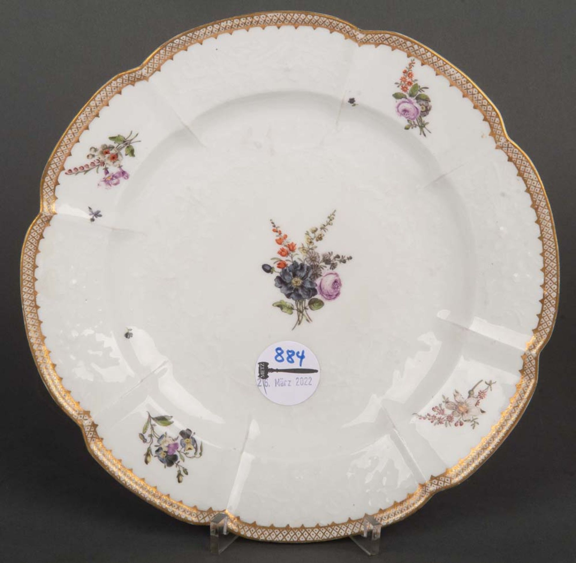 Teller. „Gotzkowskyrelief“, Meissen 1750. Porzellan mit Reliefblüten. Freiräume bunt floral