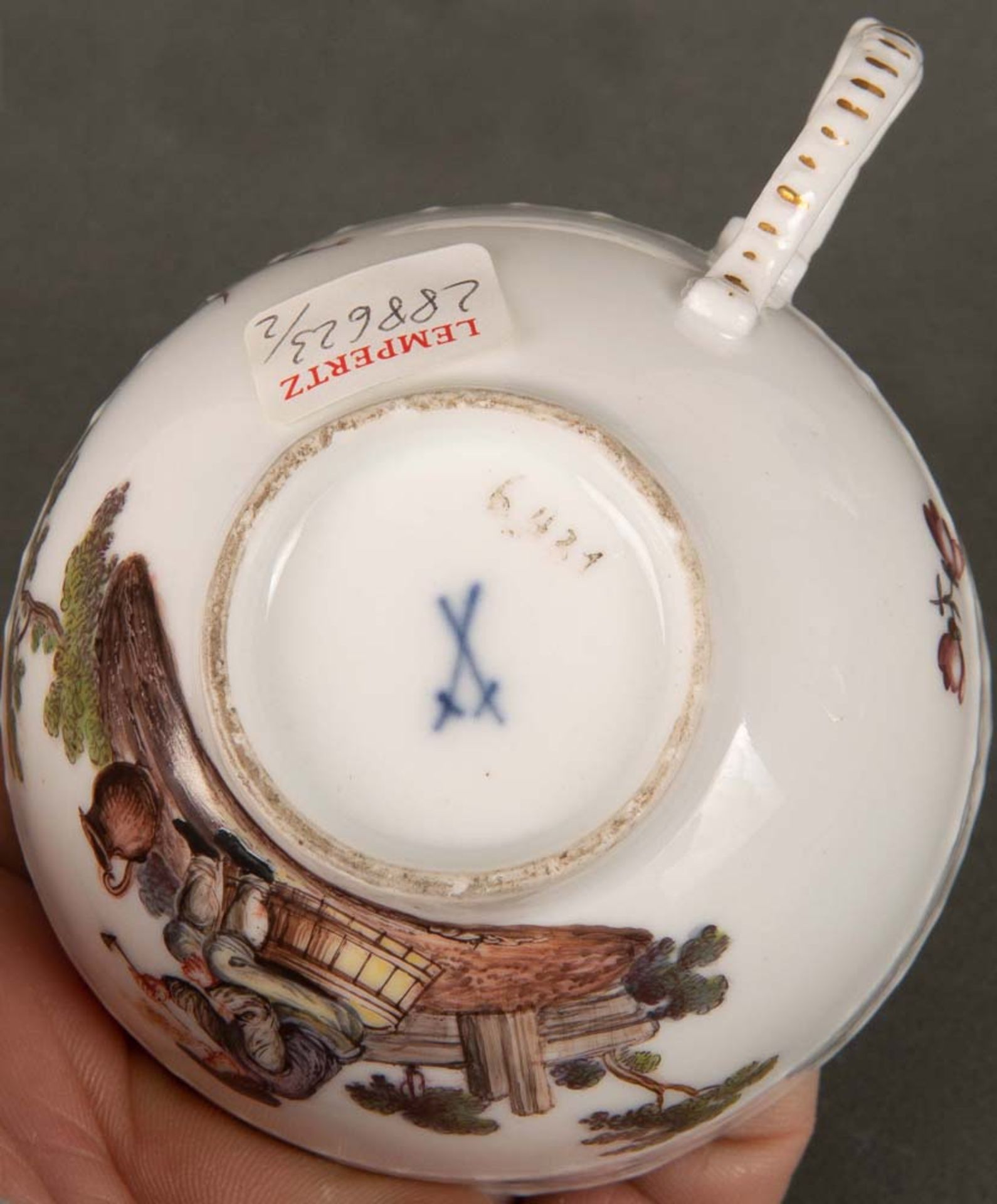 Tasse mit Unterschale „Ozierrelief“. Meissen 1750. Porzellan, bunt bemalt mit ländlichen Szenerien - Bild 2 aus 2