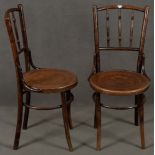 Paar Jugendstil-Stühle. Wohl Thonet um 1900. Bugholz, der Sitz mit Brandmalerei. **