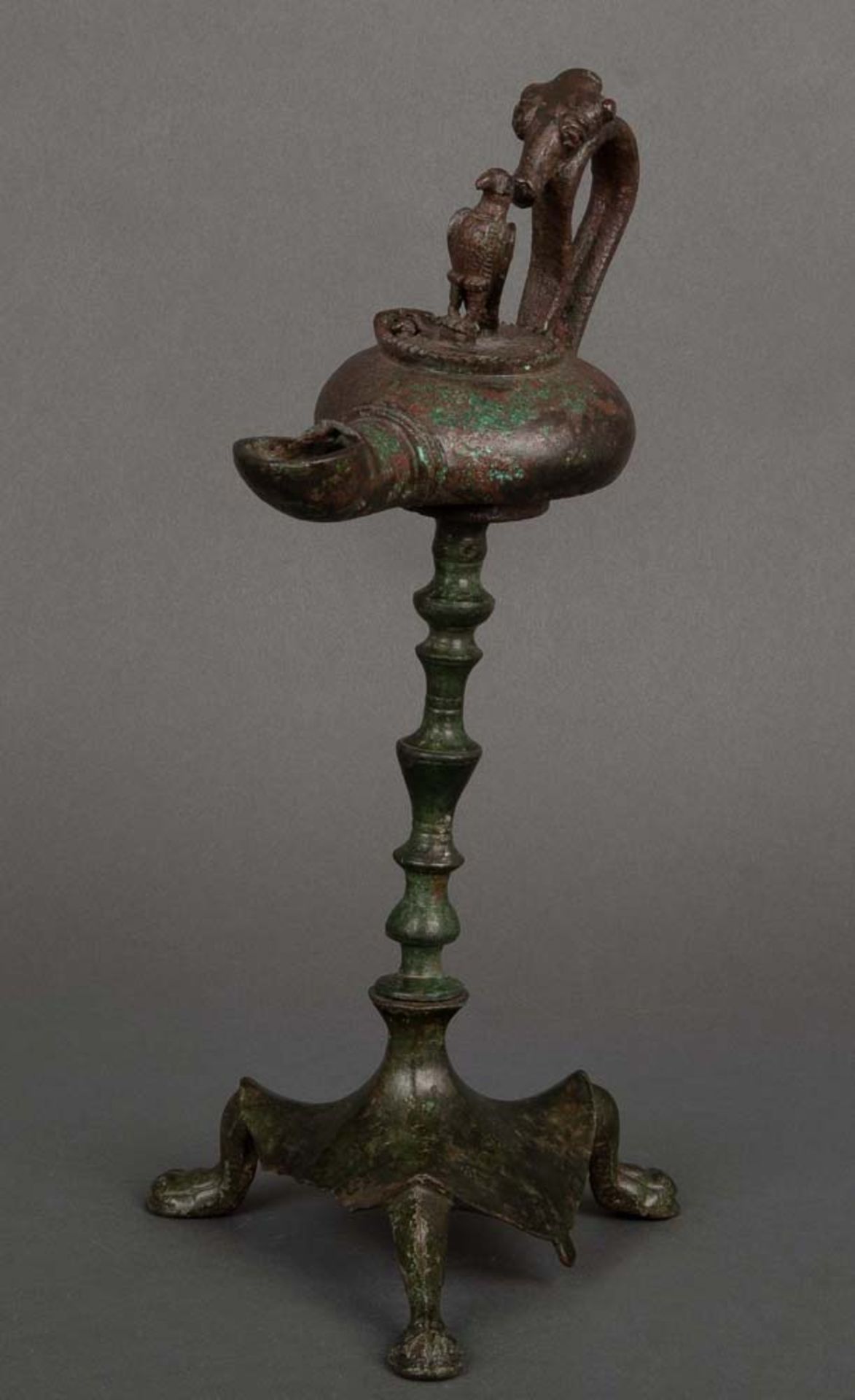 Öllampe mit Vogelknauf auf Ständer, abnehmbar. Lt. Rechnung Römisch, 2./3. Jh. n. Chr. Bronze, - Bild 2 aus 3