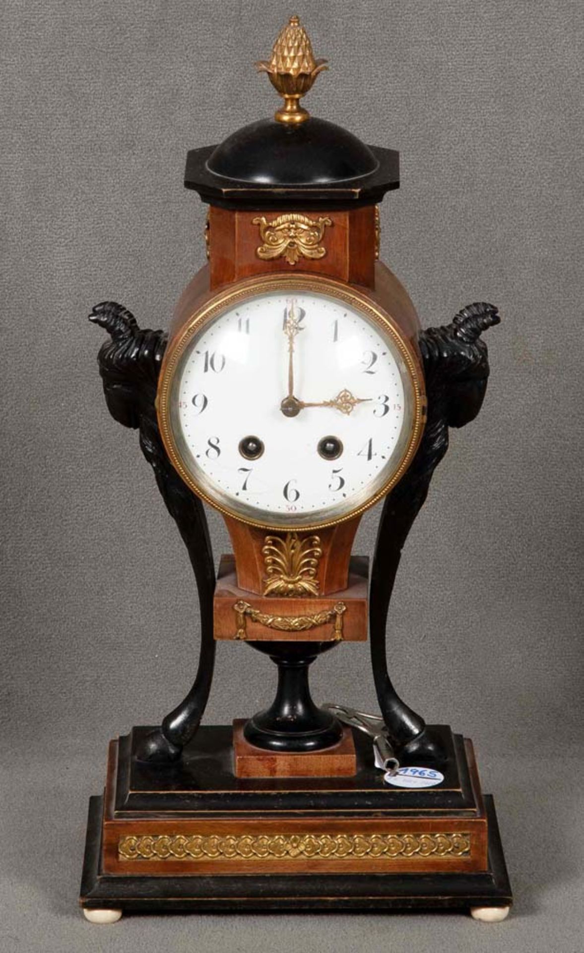 Biedermeier-Tischuhr. Wien um 1820. Rundes Uhrengehäuse, flankiert von Faunen, schwarz gefasst,