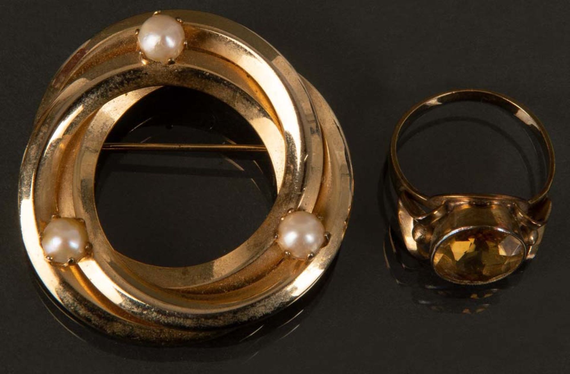 Brosche und Damenring. 8 ct Gelbgold, besetzt mit Perlen bzw. Citrin, ca. 19 g, Ringgröße 54.