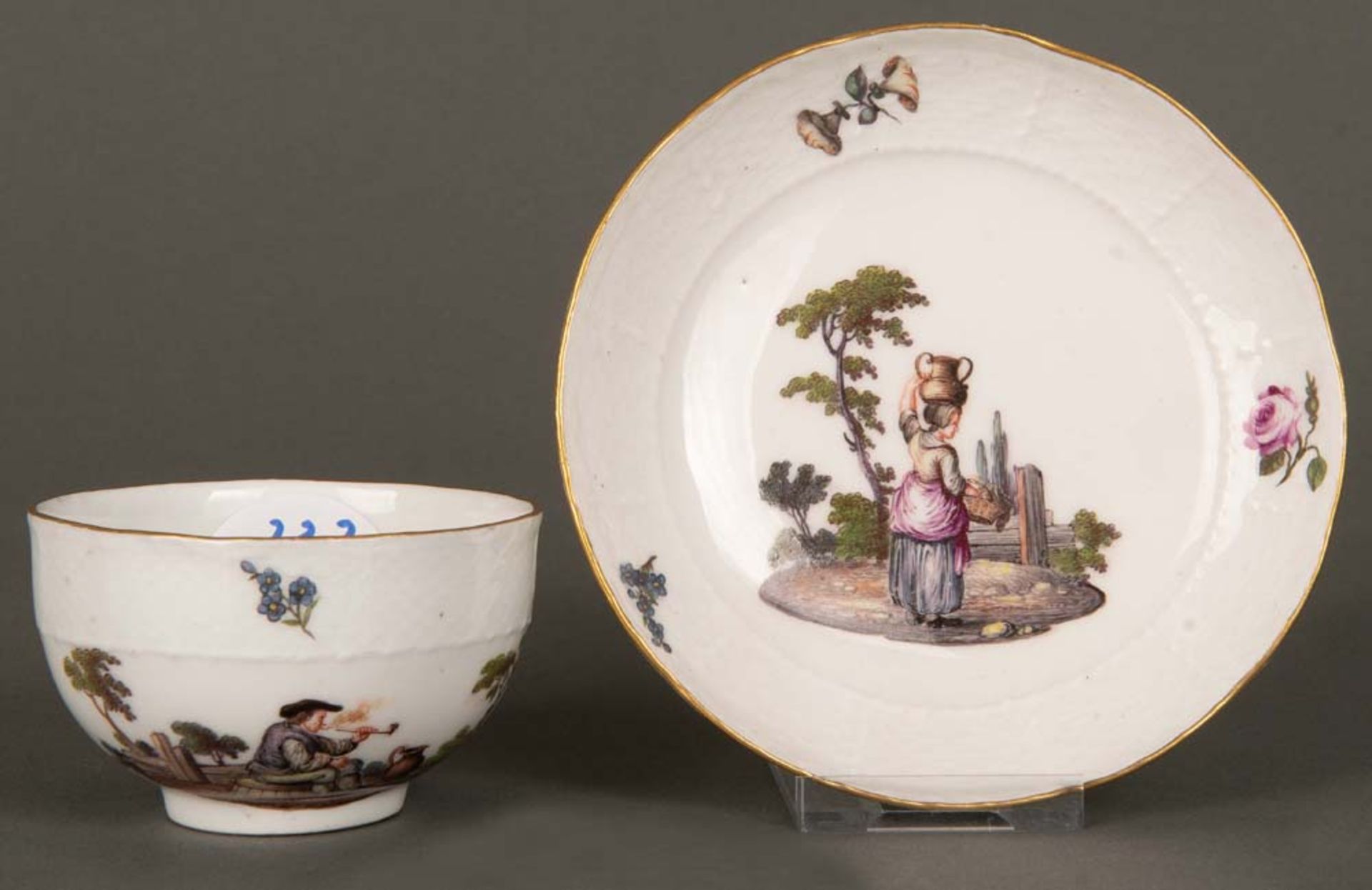 Tasse mit Unterschale „Ozierrelief“. Meissen 1750. Porzellan, bunt bemalt mit ländlichen Szenerien