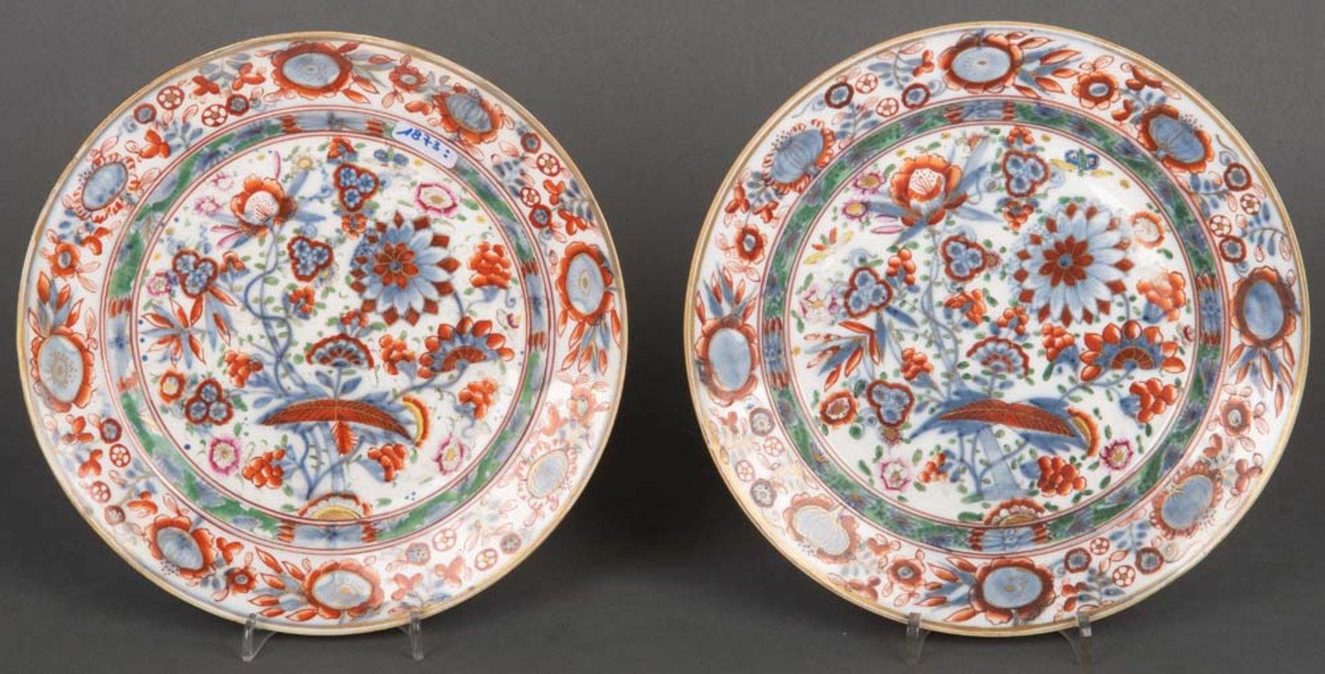 Paar Teller „Zwiebelmuster“. Meissen 1760. Porzellan, unterglasurblau bemalt, farbig