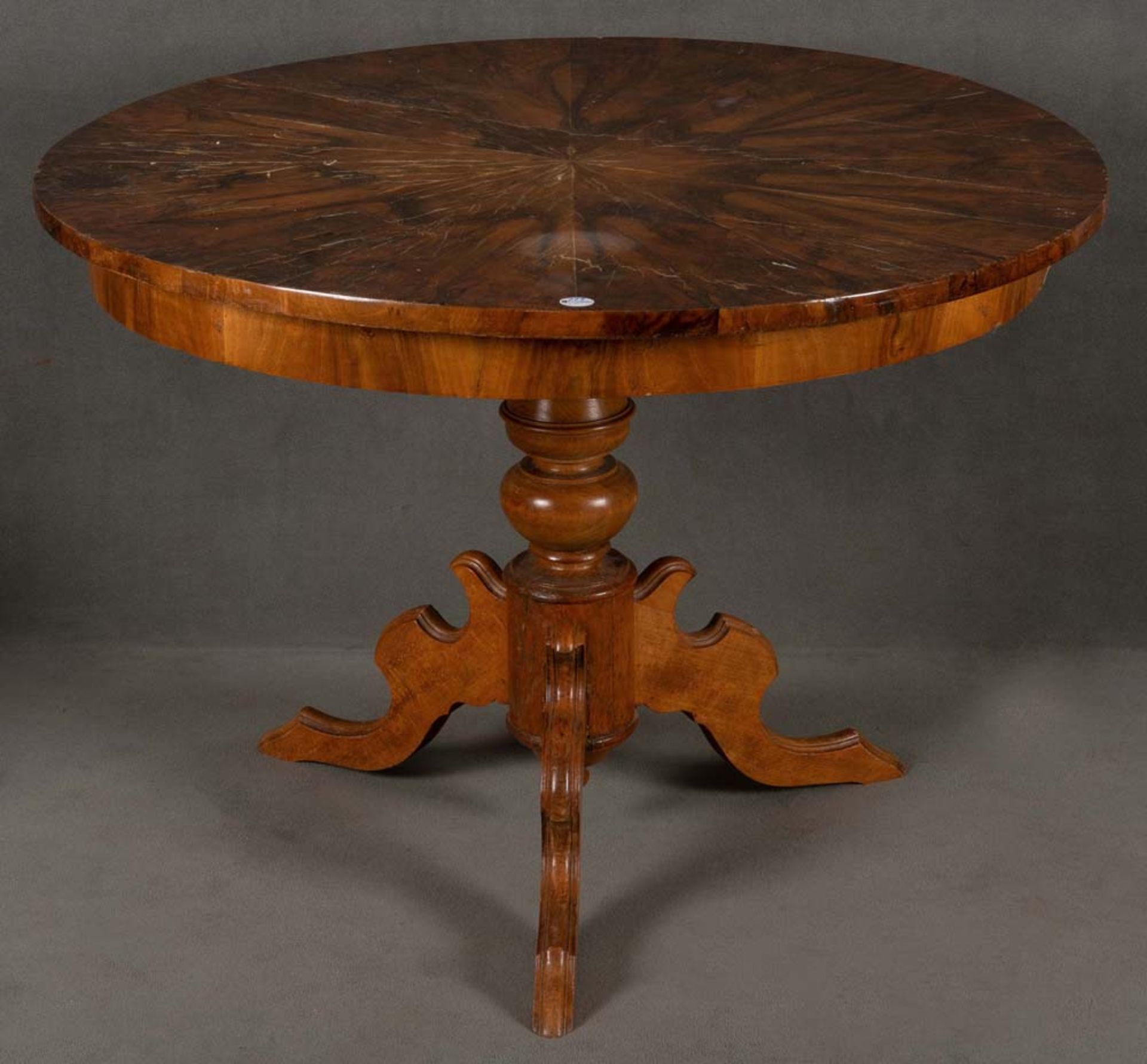 Runder Louis Philippe-Tisch. Deutsch 19. Jh. Nussbaum, furniert, teilw. massiv, H=79 cm, D=105