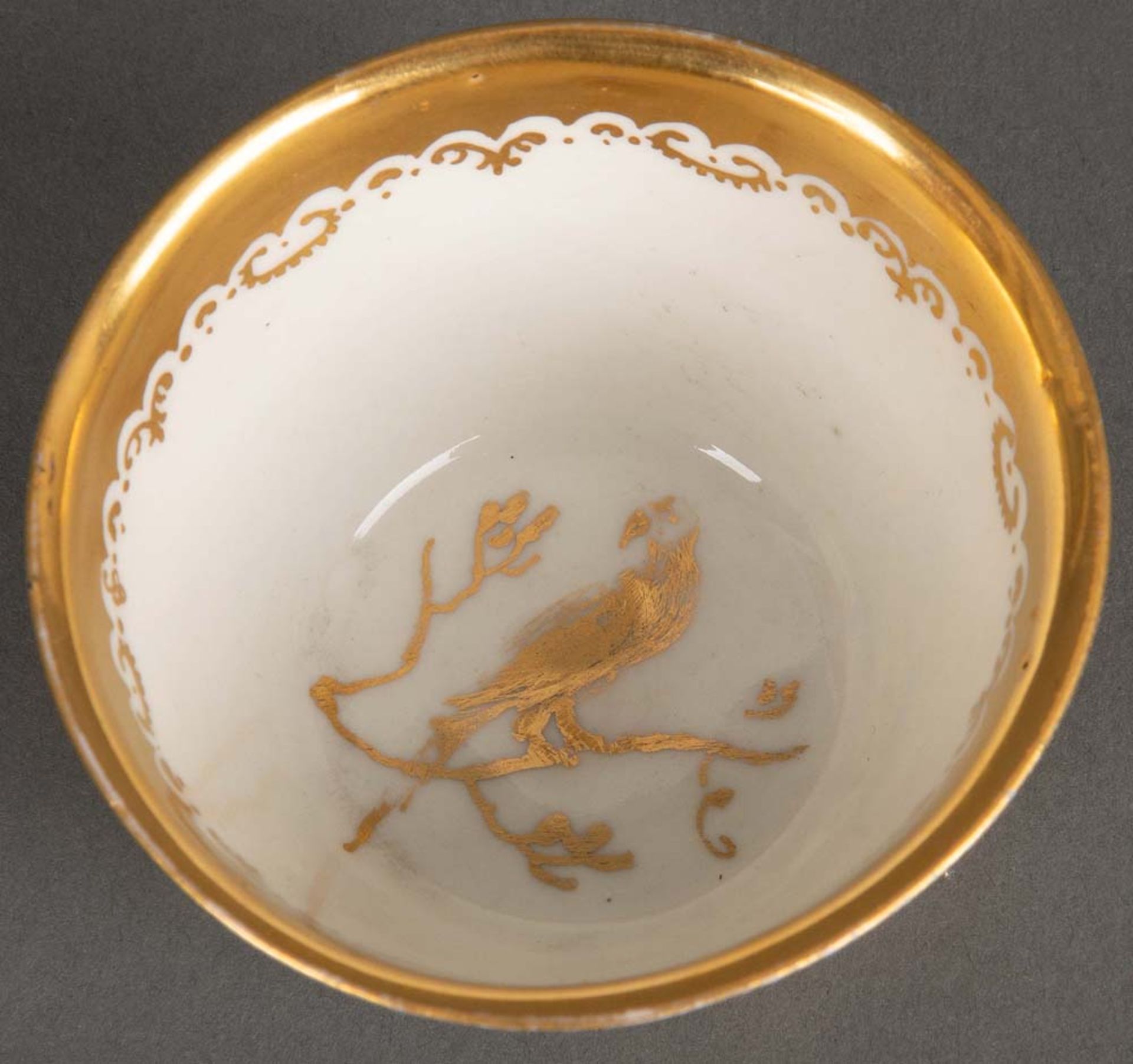 Koppchen mit Unterschale. Meissen um 1725. Schauseiten bemalt mit Goldchinoiserien, teilw. - Bild 3 aus 3