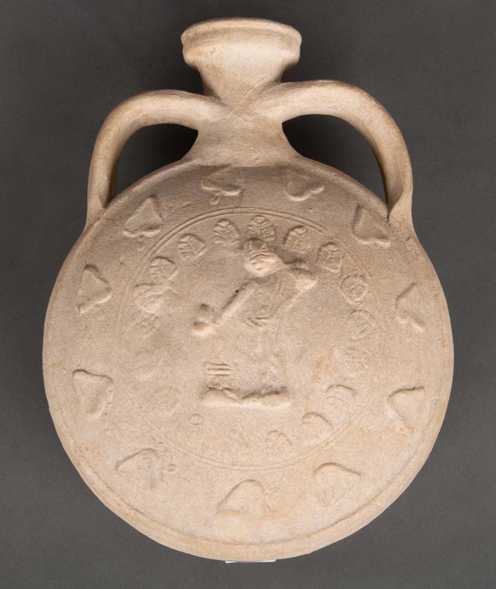 Pilgerflasche. Lt. Rechnung Römisch 2./3. Jh. n. Chr. Ton, gebrannt, mit Reliefdekor, H=27,5 cm.