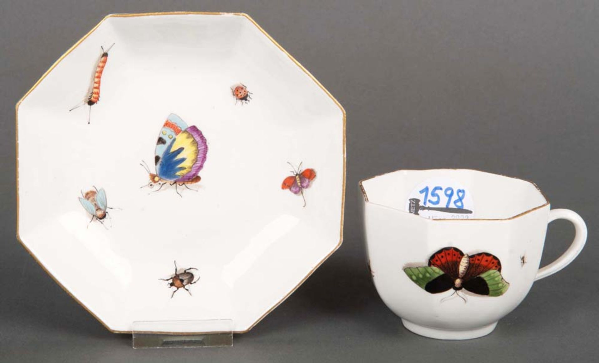 Oktogonale Tasse mit Unterschale. Meissen 1740. Porzellan, bunt bemalt mit Schatteninsekten und