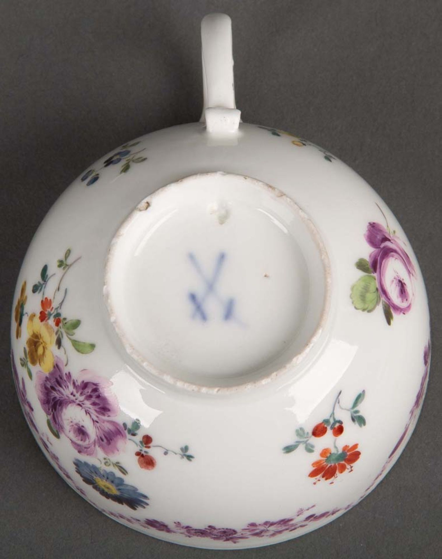 Tasse mit Unterschale. Meissen 1760. Porzellan, purpur und bunt bemalt mit Floraldekor. Am Boden - Bild 2 aus 2