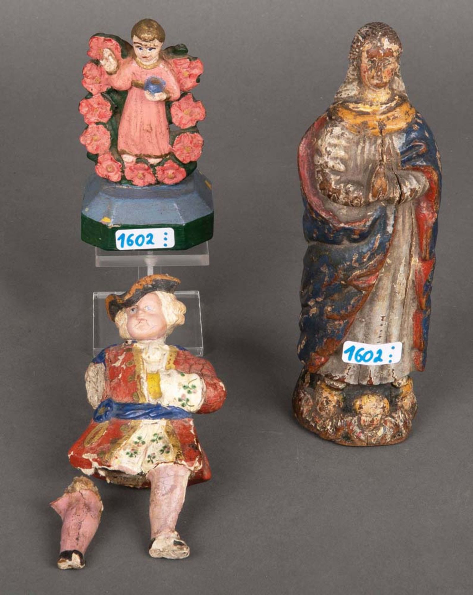 Madonna und Engel. Deutsch 18./19. Jh. Holz, geschnitzt, auf Kreidegrund gefasst; dazu Figur mit