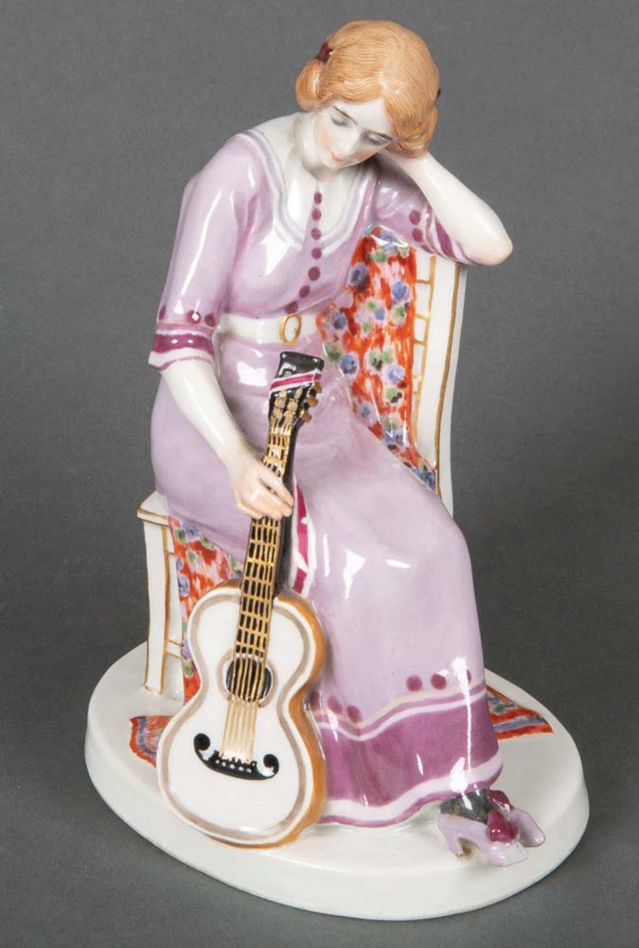 Mädchen mit Gitarre. Meissen 1913-14. Porzellan, bunt bemalt, am Boden unterglasurblaue