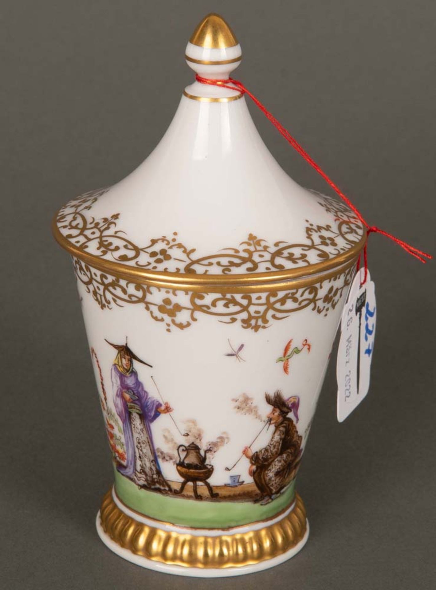 Deckelbecher. Meissen 20. Jh. Porzellan, bunt bemalt mit Chinoiserien, mit Goldrand. Ohne Marke.