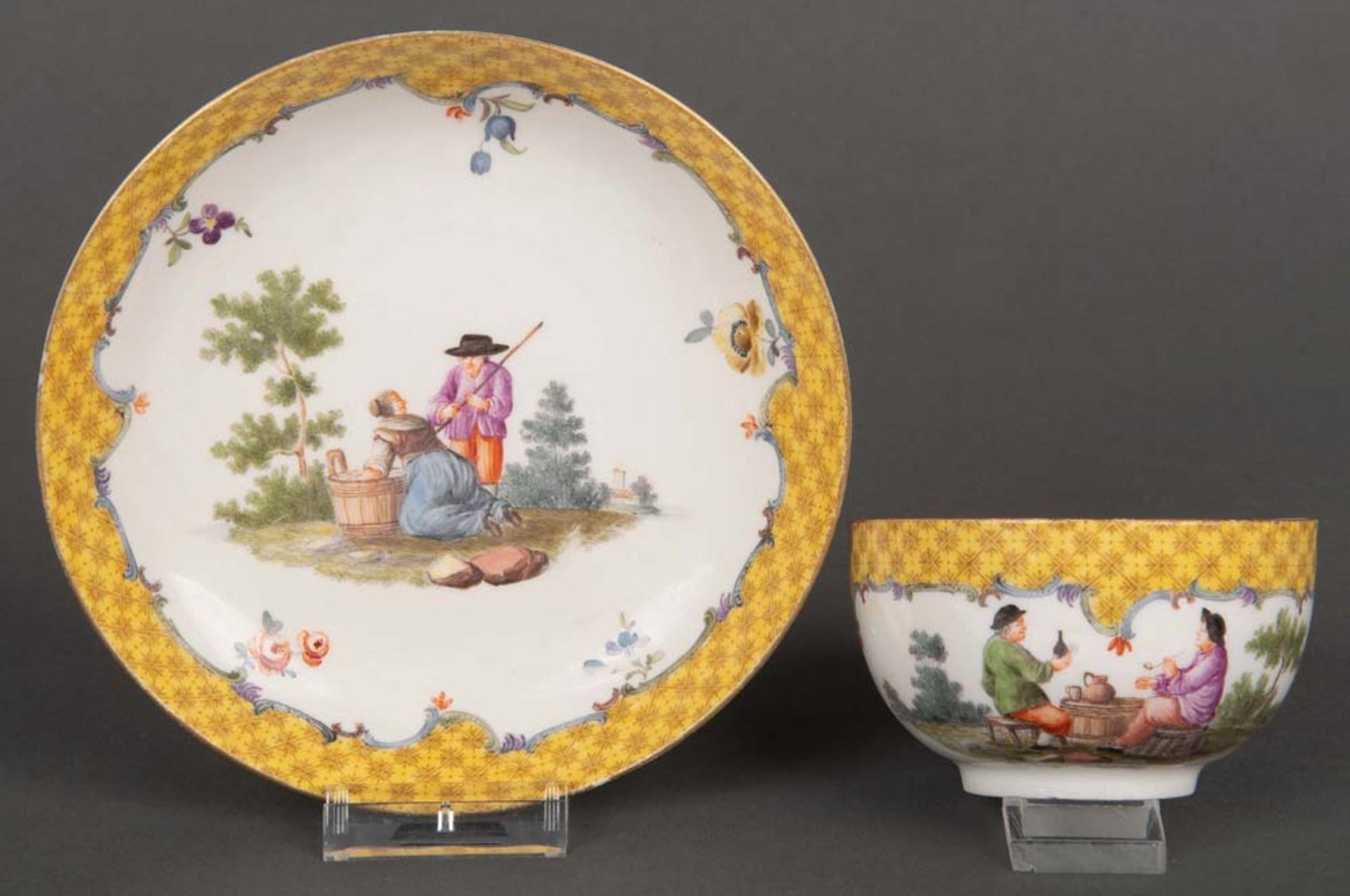 Tasse mit Unterschale. Meissen 1750. Porzellan, bunt bemalt mit Bauernszsenerie in Landschaft, mit