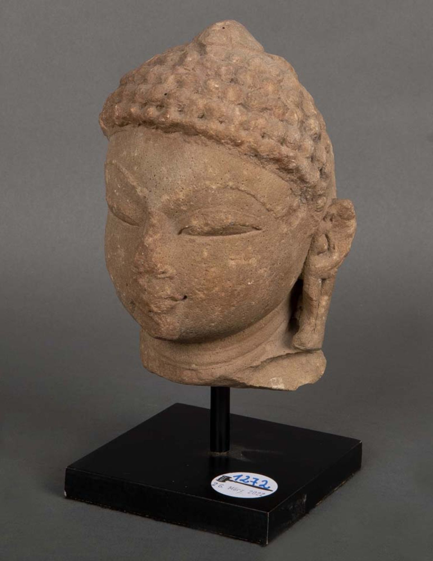 Buddhakopf auf Holzsockel. Indien. Kalkstein, H=23 cm.
