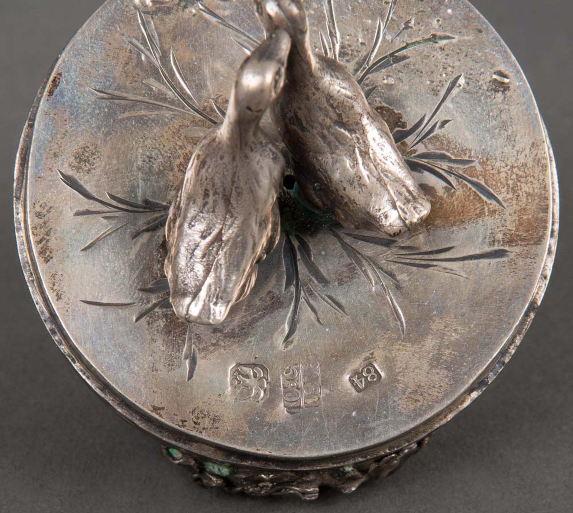 Zierei auf dreibeinigem Gestell. Moskau dat. 1806. 84er Silber, ziseliert, mit aufgelegten Blüten - Bild 3 aus 3