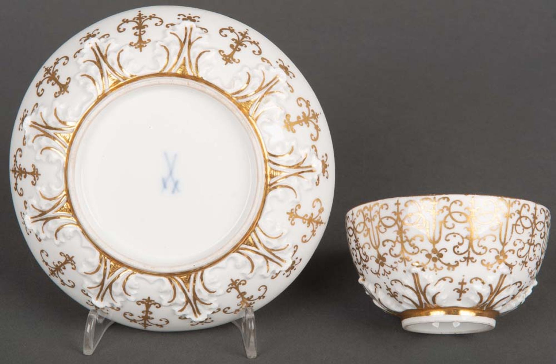 Koppchen mit Unterschale. Meissen 1725. Porzellan, mit Akanthusrelief, reich gold gehöht. Am Boden - Bild 2 aus 3