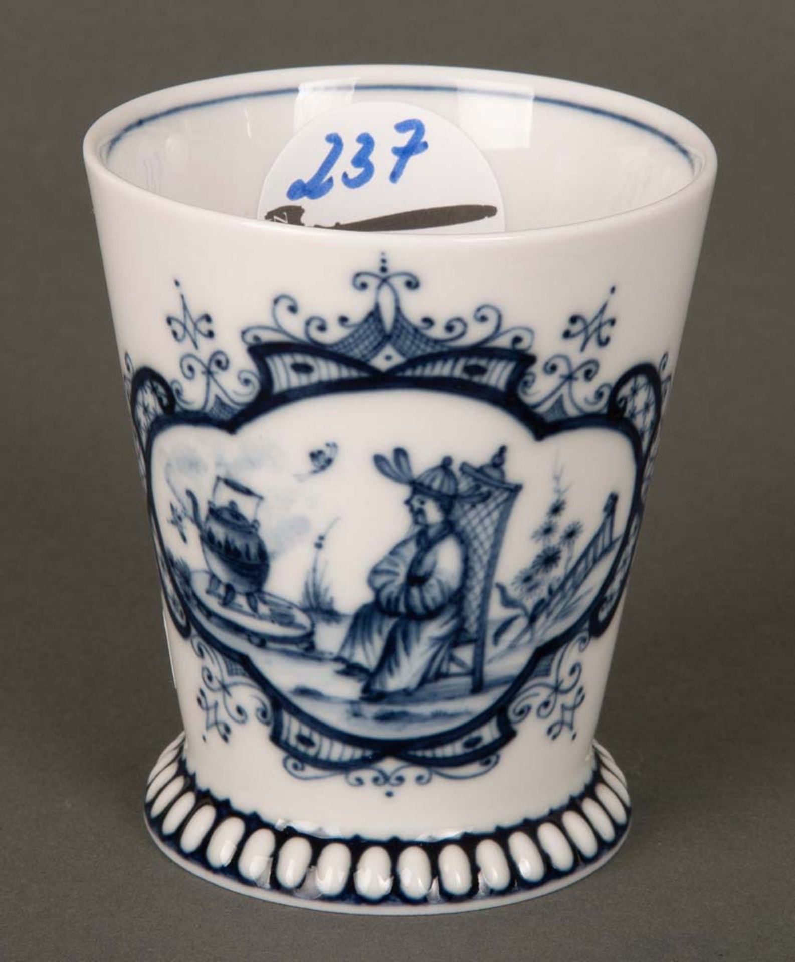 Becher. Meissen 20. Jh. Porzellan, bemalt mit unterglasurblauen Chinoiserien. Am Boden