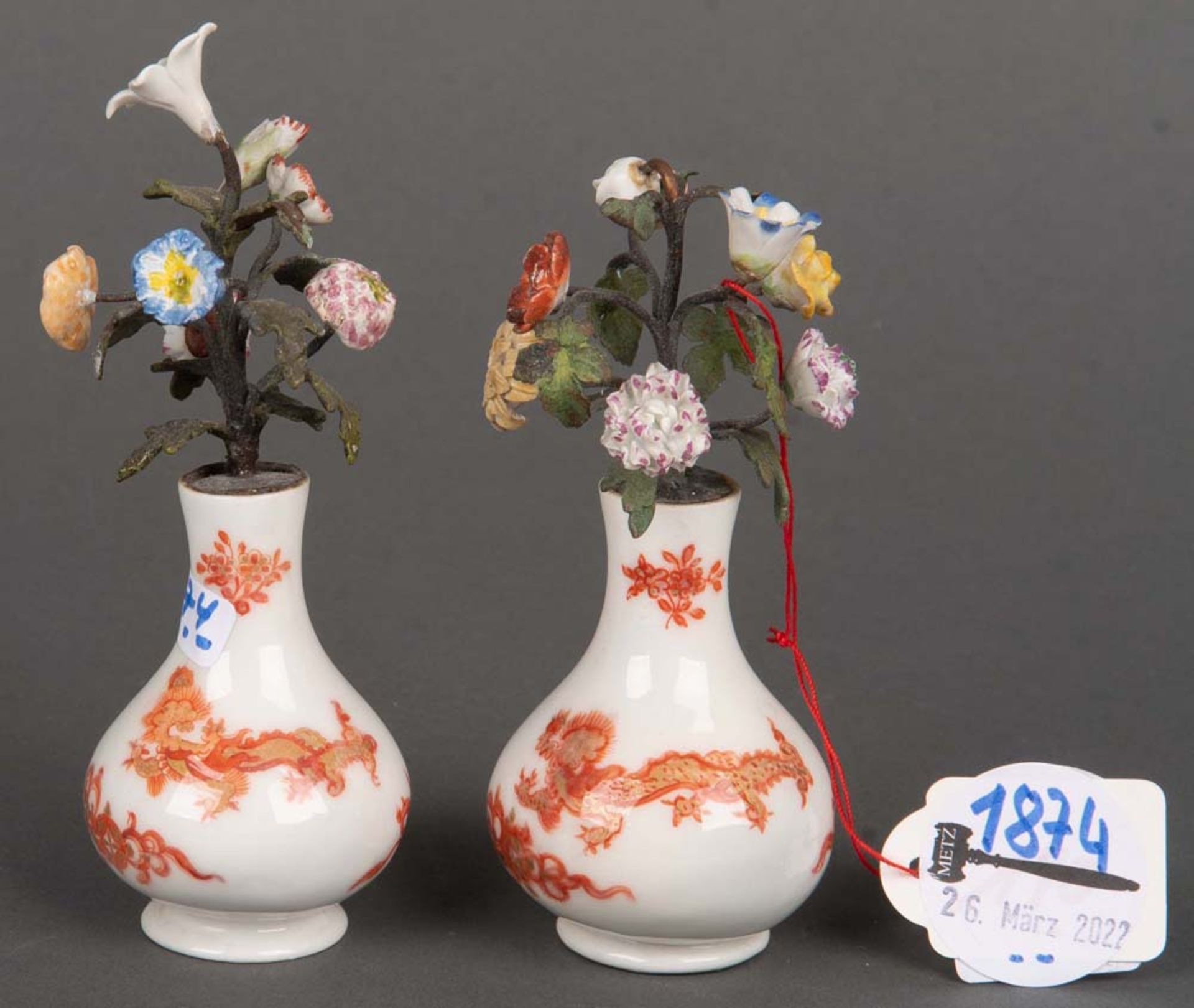 Paar kleine Vasen aus der „Königlichen Hof-Conditorey“ , Meissen 1730-40, Je keulenförmig, auf