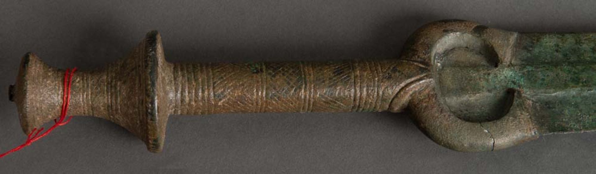 Kurzschwert. Elamit Königreich, Haft Tappen, Iran, Späte Bronzezeit. Bronze geschmiedet, L=57 cm. - Bild 4 aus 4