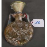 Salbölflasche mit seitlichen Henkeln. Wohl Römisch 1./2. Jh. n. Chr. Schlierglas lüstrierend.