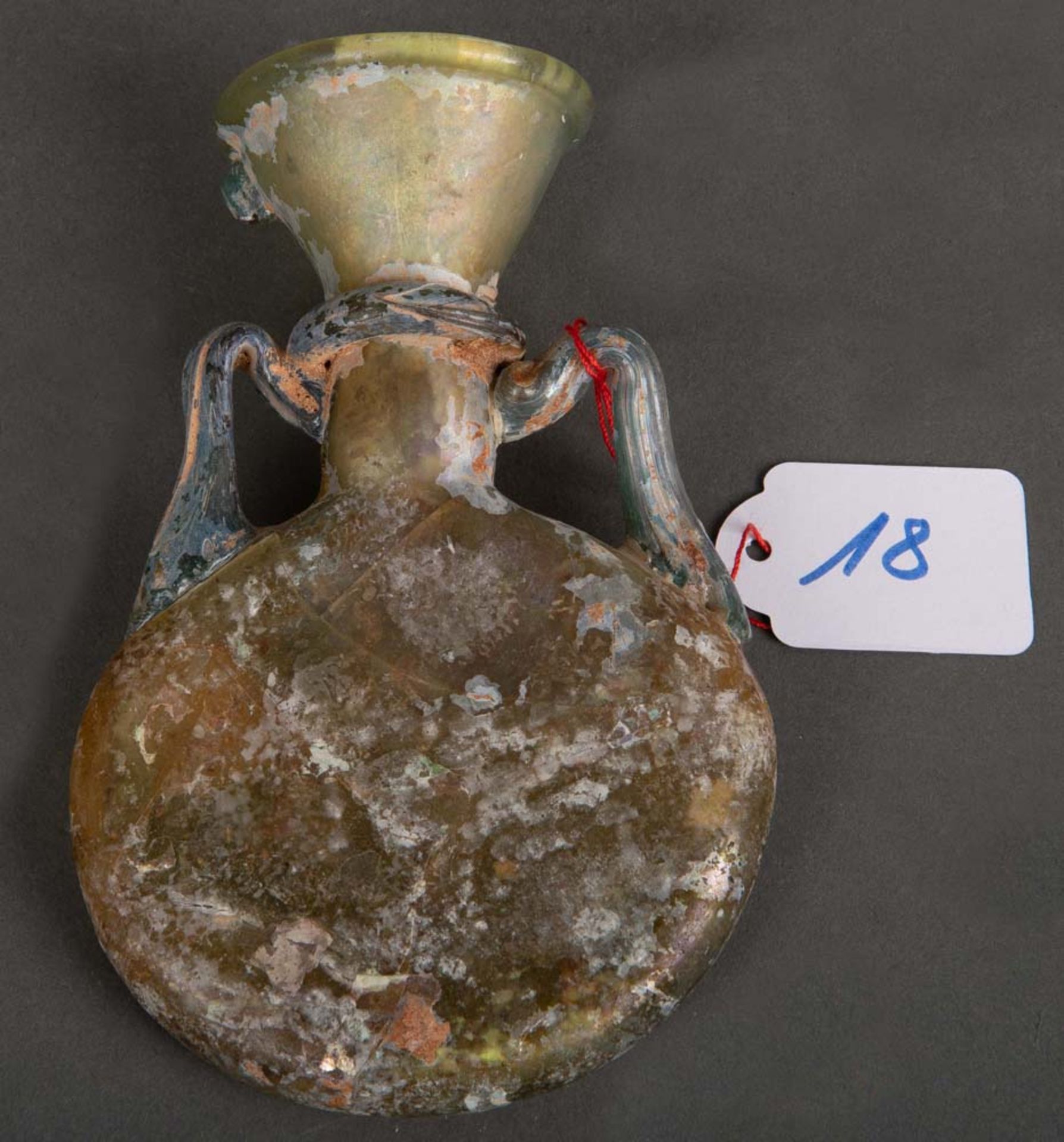 Salbölflasche mit seitlichen Henkeln. Wohl Römisch 1./2. Jh. n. Chr. Schlierglas lüstrierend.