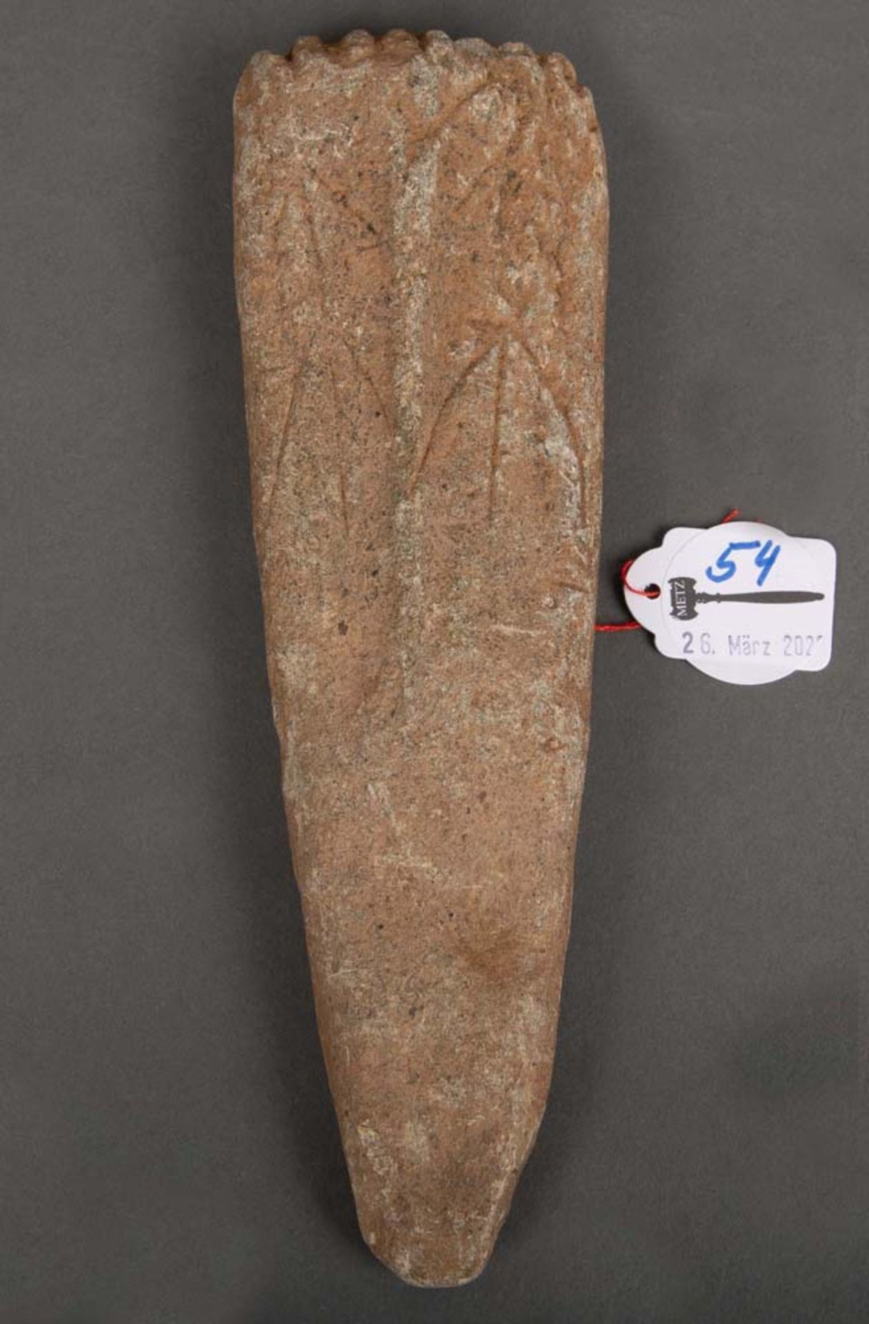 Beilklinge oder Keil. Wohl Ägypten, 3. Jh. v. Chr. Stein, spitz zulaufend, H=23 cm, B=7 cm, T=2,6
