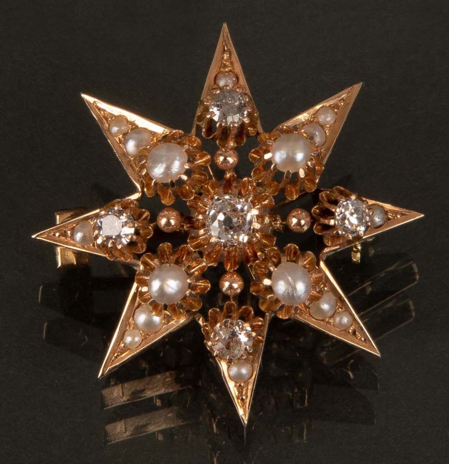 Stern-Brosche. 14 ct Gold, ca. 7 g, besetzt mit Brillanten, ca. 1 ct und Perlen.