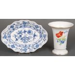 Ovale Schale (H=5 cm, B=24,5 cm, T=18,5 cm) und Vase (H=17 cm, D=14 cm). Meissen 20. Jh.