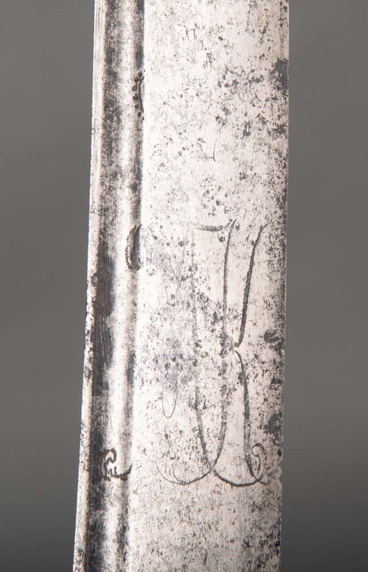 Hirschfänger. Deutsch 19. Jh. Geweihgriff mit Bronzemontur, Gesamtlänge 75 cm Klinge 56 cm. - Bild 2 aus 2