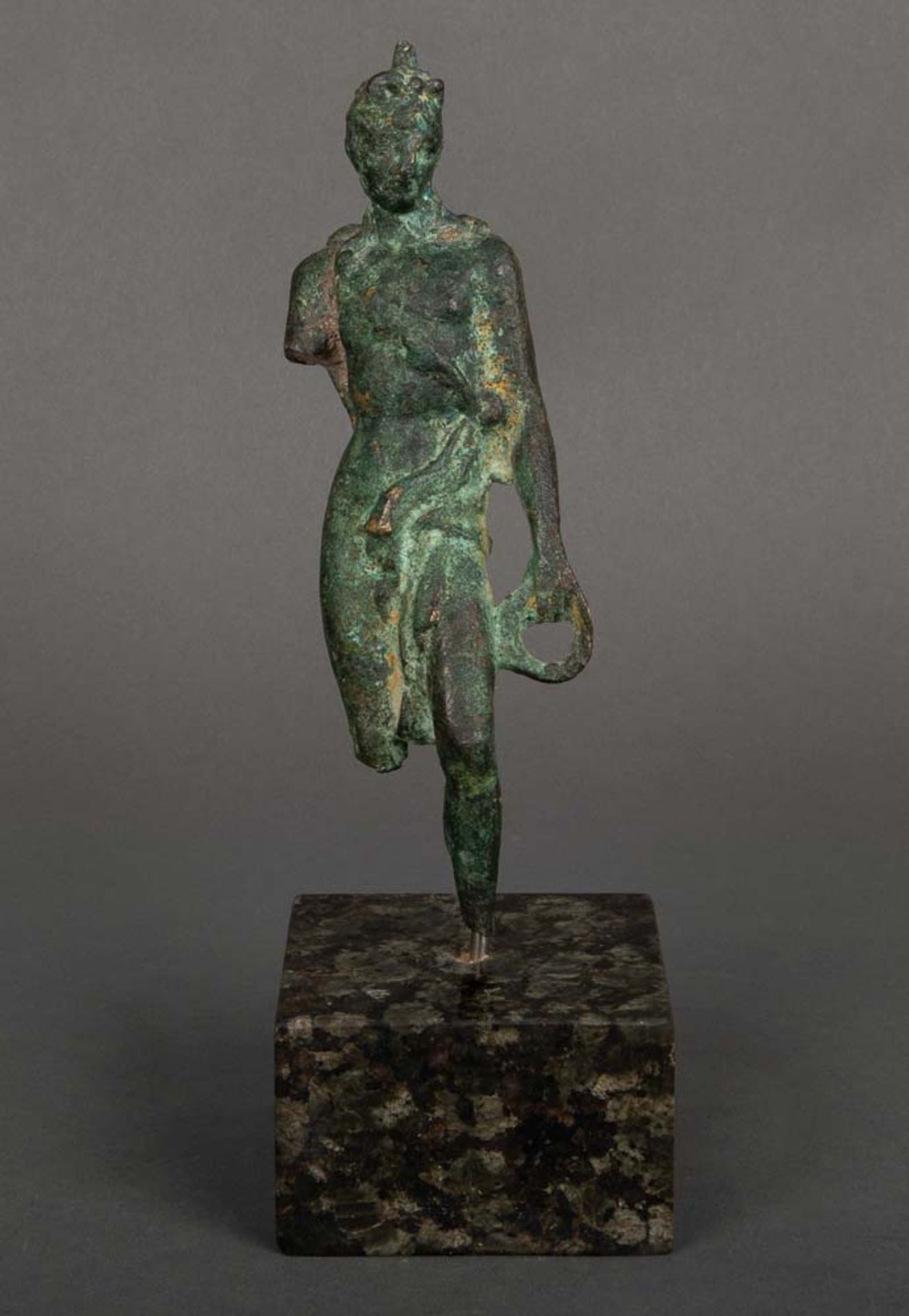 Merkur. Wohl Römisch 1. Jh. n. Chr. Bronze, montiert auf neuzeitlichem Marmorsockel, H=21 bzw. 24,