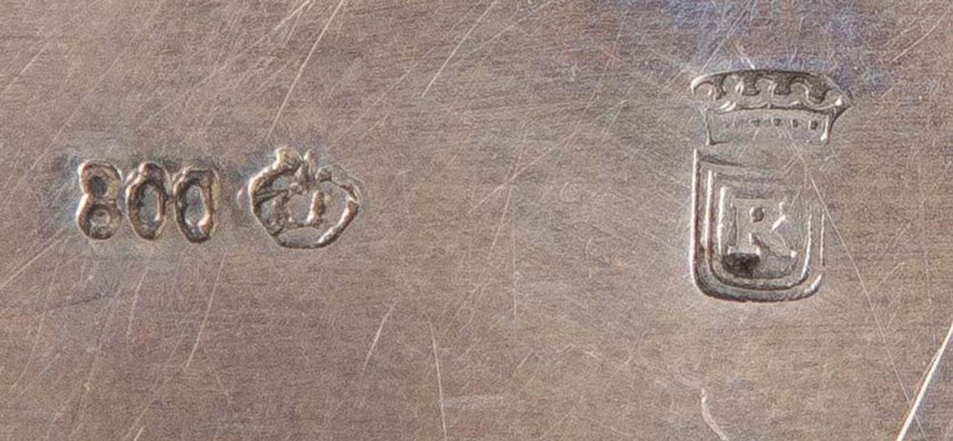 Ovale Historismus-Deckeldose. Deutsch 20. Jh. Silber, ca. 380 g, H=8 cm, B=17 cm, T=13,5 cm. - Bild 2 aus 2