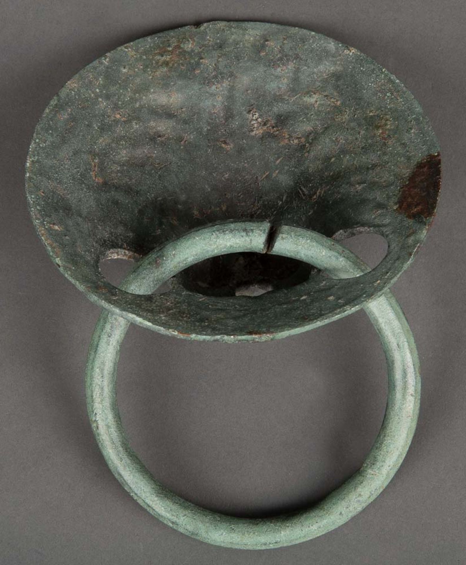 Löwenkopfgriff. Lt. Rechnung Römisch 2./3. Jh. n. Chr. Bronze, reliefiert, mit beweglichem Ring. H= - Bild 2 aus 2