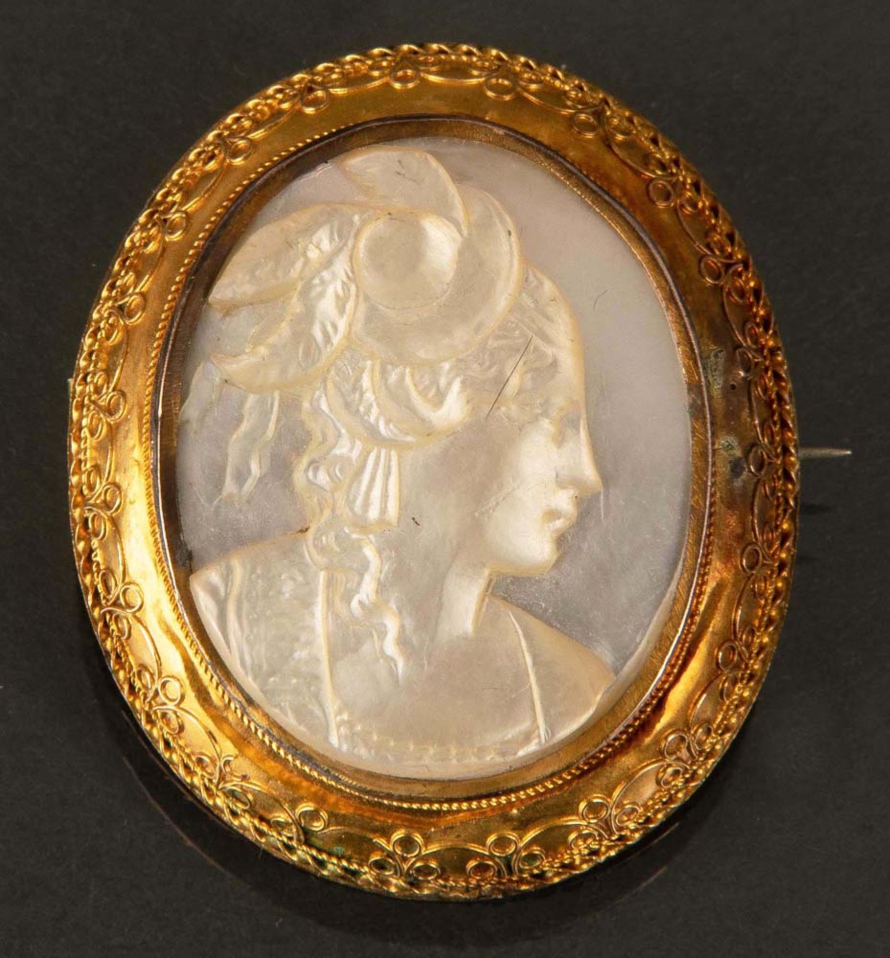 Ovale Brosche. 14 ct Gelbgoldfassung, besetzt mit Perlmutt mit geschnittenem Frauenkopf, 3,7 x 3,1