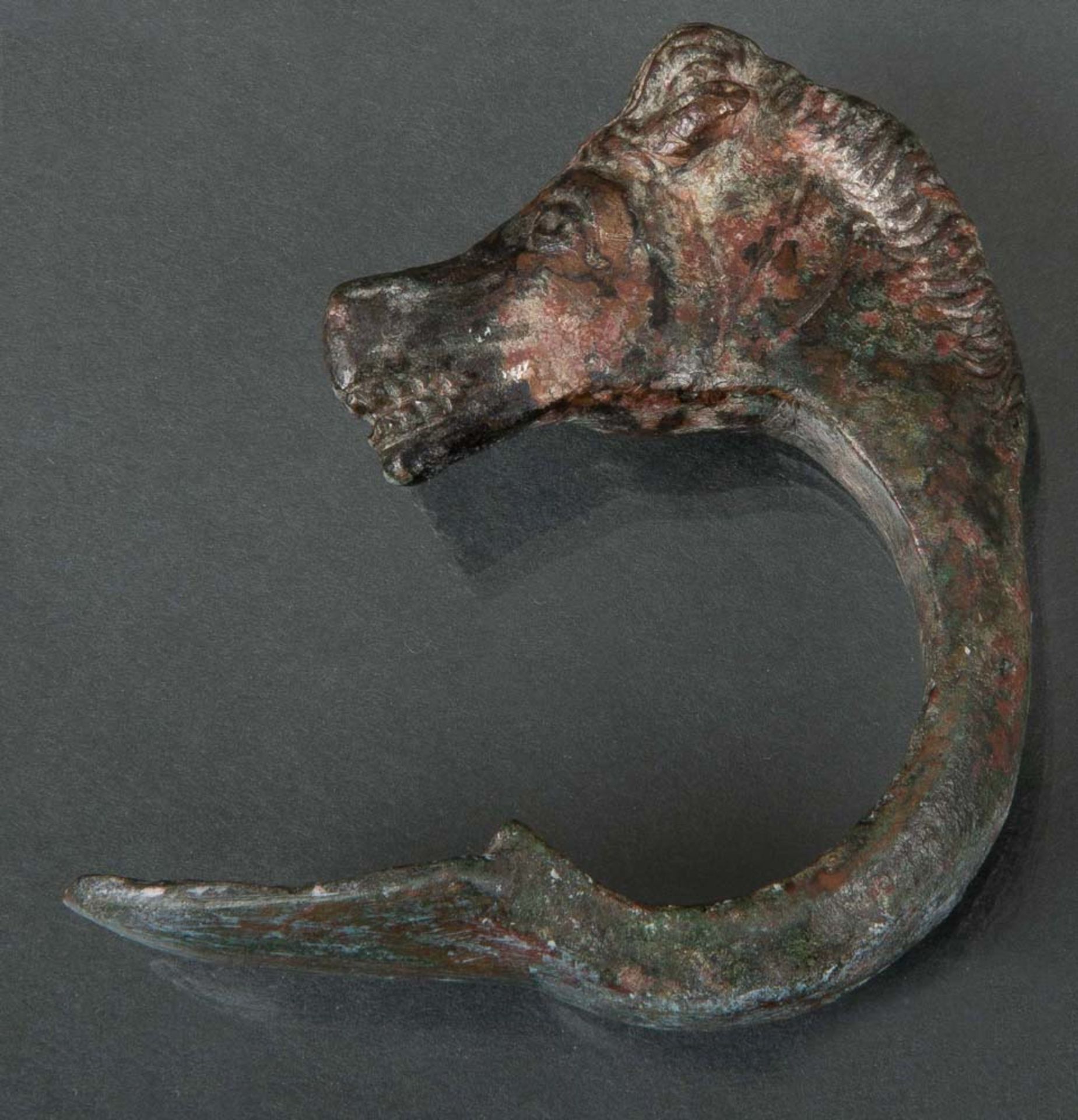 Griff in gebogter Form mit Pferdekopf. Lt. Rechnung Spätrömisch 4./5. Jh. n. Chr. Bronze.