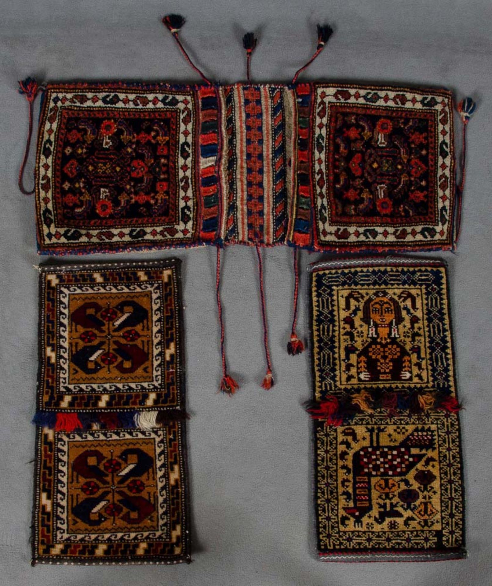 Kaukasische Satteltasche und zwei Wanddekorationen. 82 x 35 cm bzw. 57 x 28 cm und 55 x 27 cm.