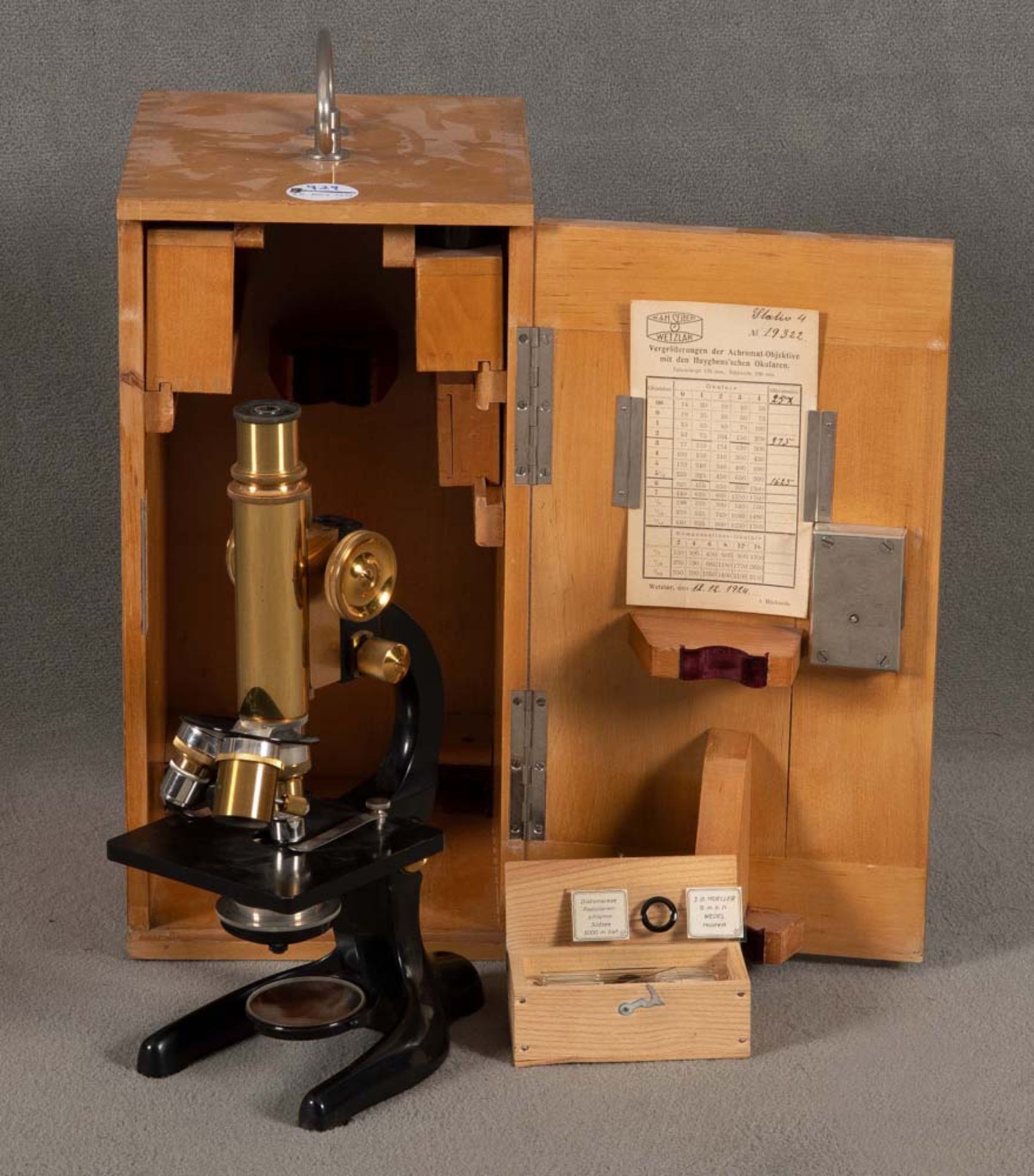 Mikroskop. Wetzlar, W. H. Seibert. Mit Zubehör, in Holzetui. (Funktion ungeprüft)