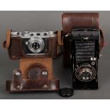 Zwei Fotoapparate: „Balda Juwella Pronto“ und eine osteuropäische, je in Lederetui. (Funktion
