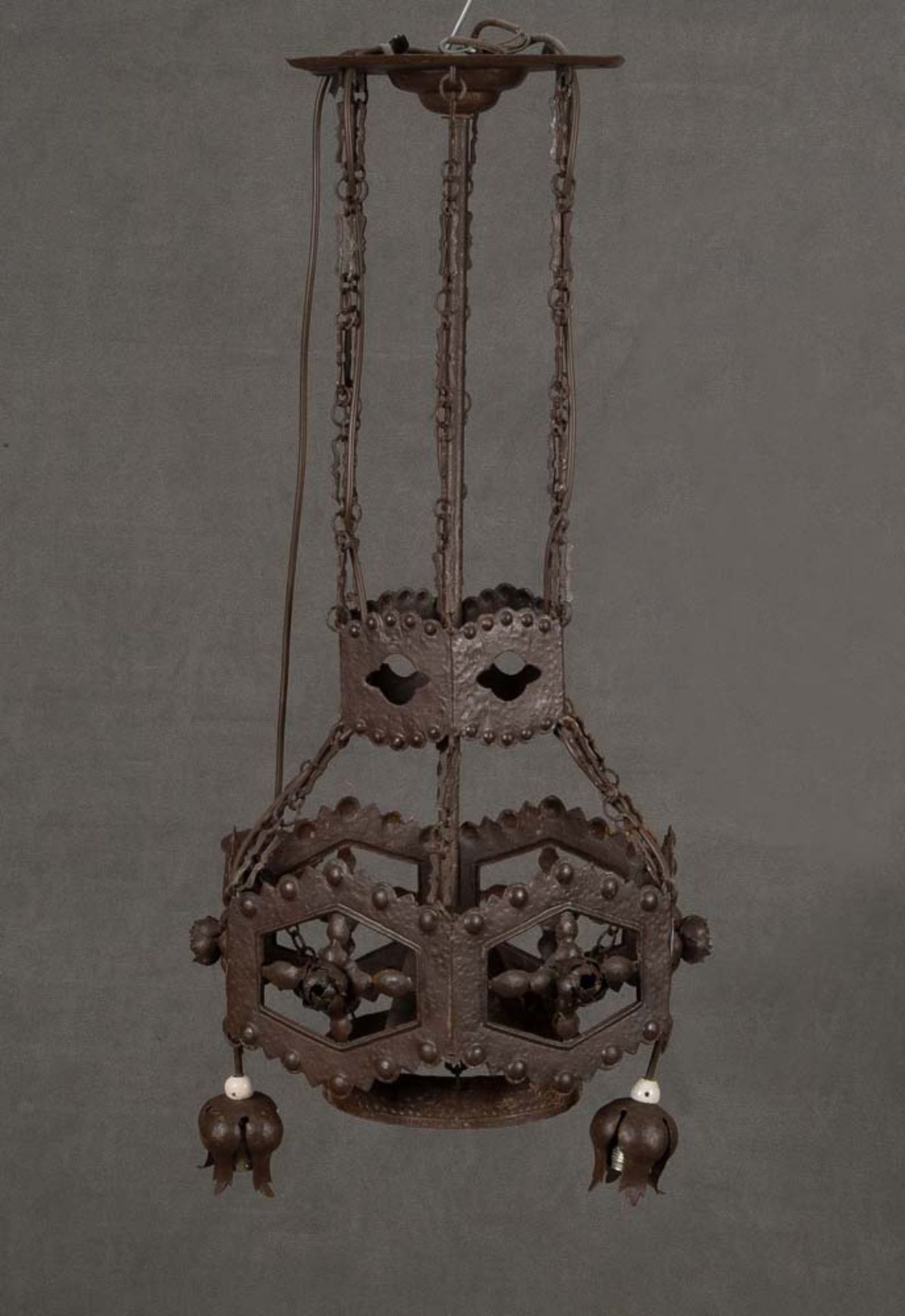 Art Déco-Deckenlampe. Frankreich 1920. Eisen, gehämmert, mit Rosenknospen, H=70 cm, D=40 cm. (