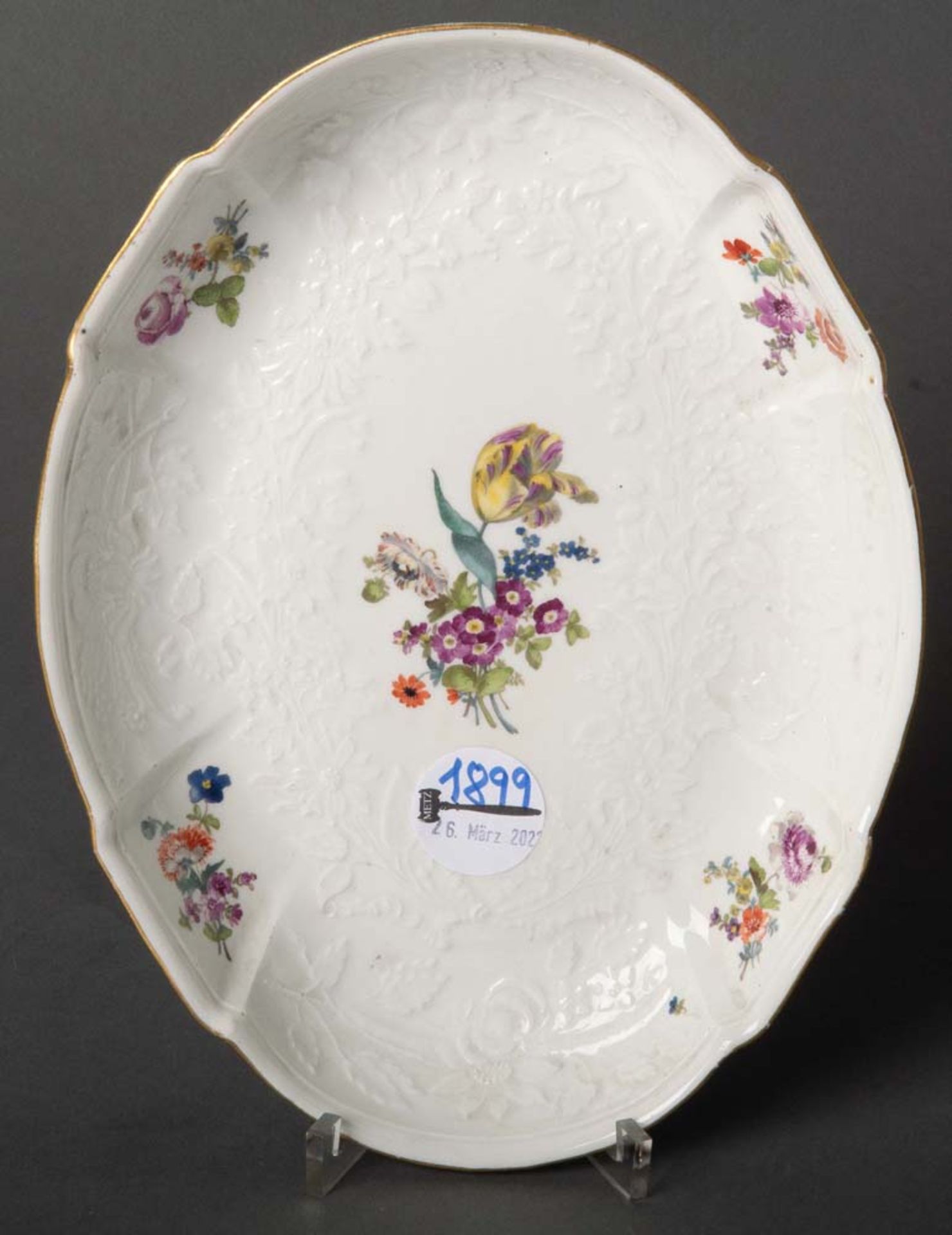 Ovale Schale. „Gotzkowskyrelief“, Meissen 1750. Porzellan mit Reliefblüten und Goldrand. Freiräume