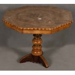 Oktogonaler Tisch. Italien 19. Jh. Nussbaum, furniert und marketiert, H=56 cm, D=80 cm. (besch.) **