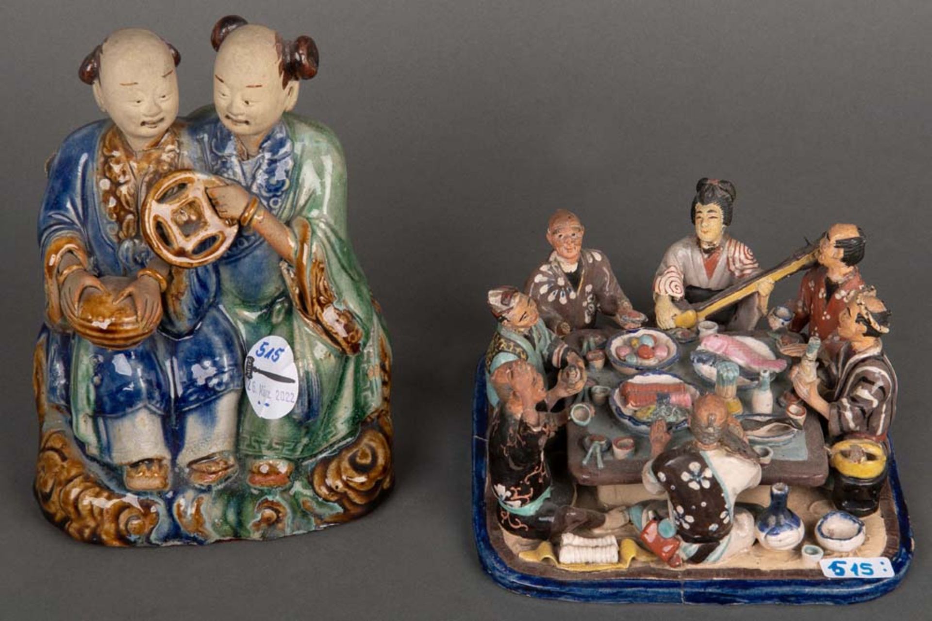 Tischgesellschaft und Figurenpaar. Asien. Keramik, bunt bemalt, H=8 / 18 cm. (besch.)
