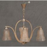 Fünfflammige Art Déco-Lampe. Frankreich 20. Jh. Metallgestell, Milchglasschirme, mit