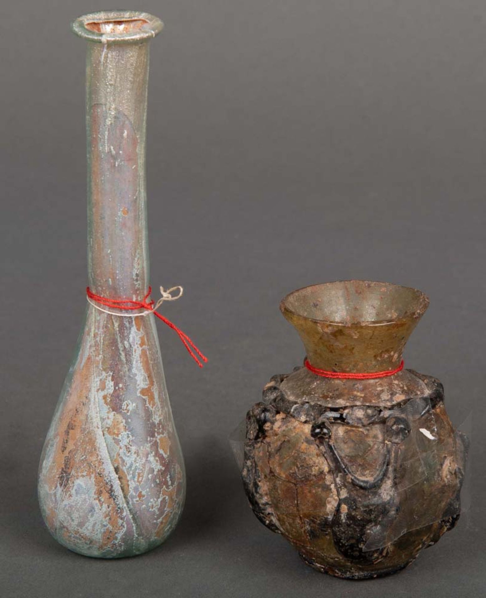 Salbölfläschchen und Vase. Lt. Rechnung Römisch 1./2. Jh. n. Chr. Schlieriges Glas, lüstrierend, H=