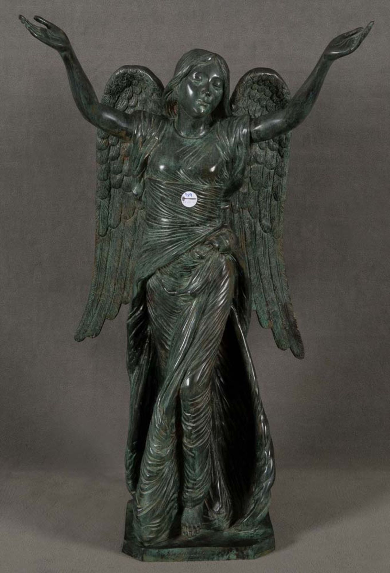 Leonardo Rossi (Bildhauer des 20. Jhs.). Stehender Engel. Bronze, am Sockel sign., H=108 cm. **