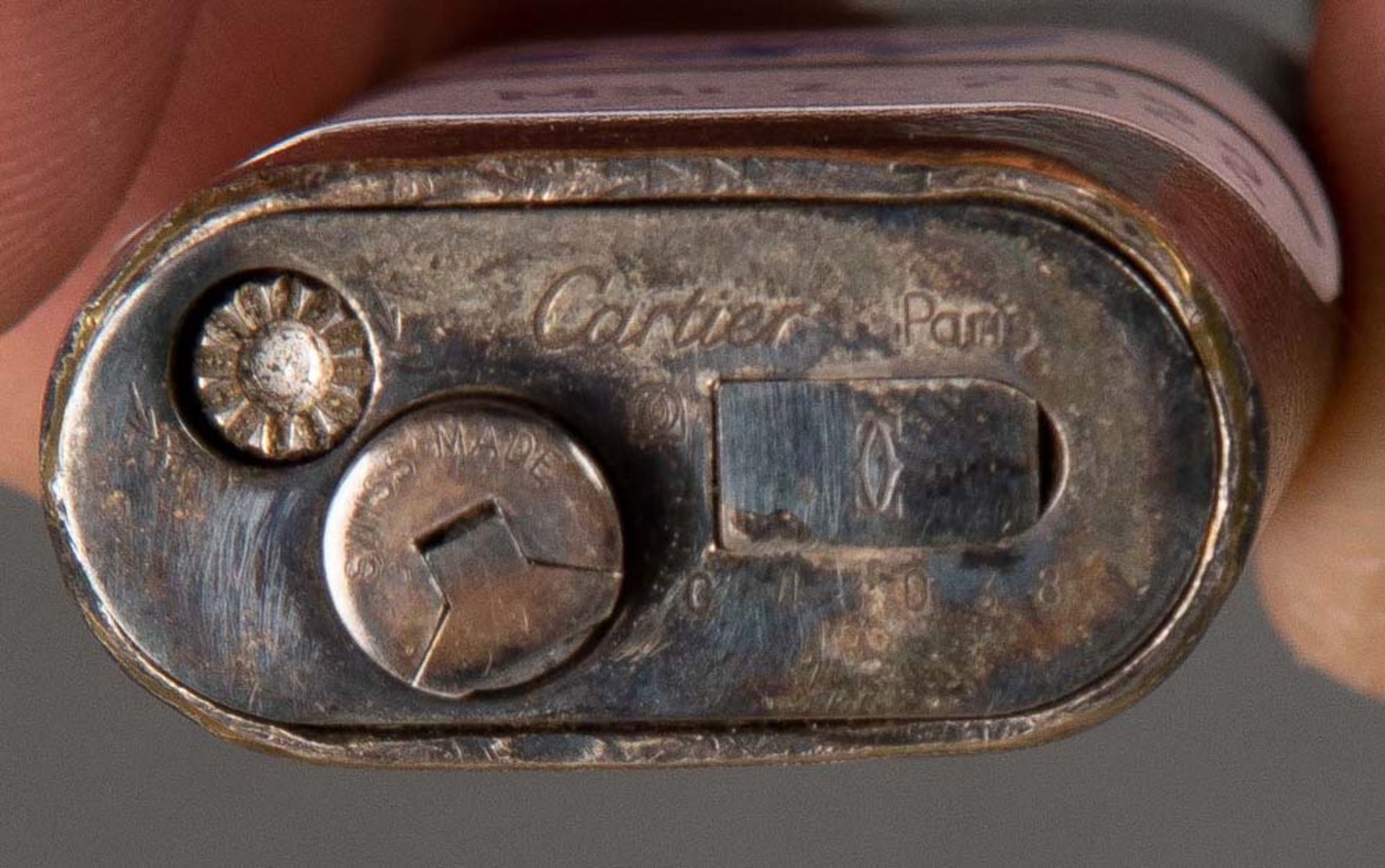 Cartier-Feuerzeug. Versilbert, am Boden gemarkt C.43038, H=7 cm. (Funktion ungeprüft) - Bild 2 aus 2