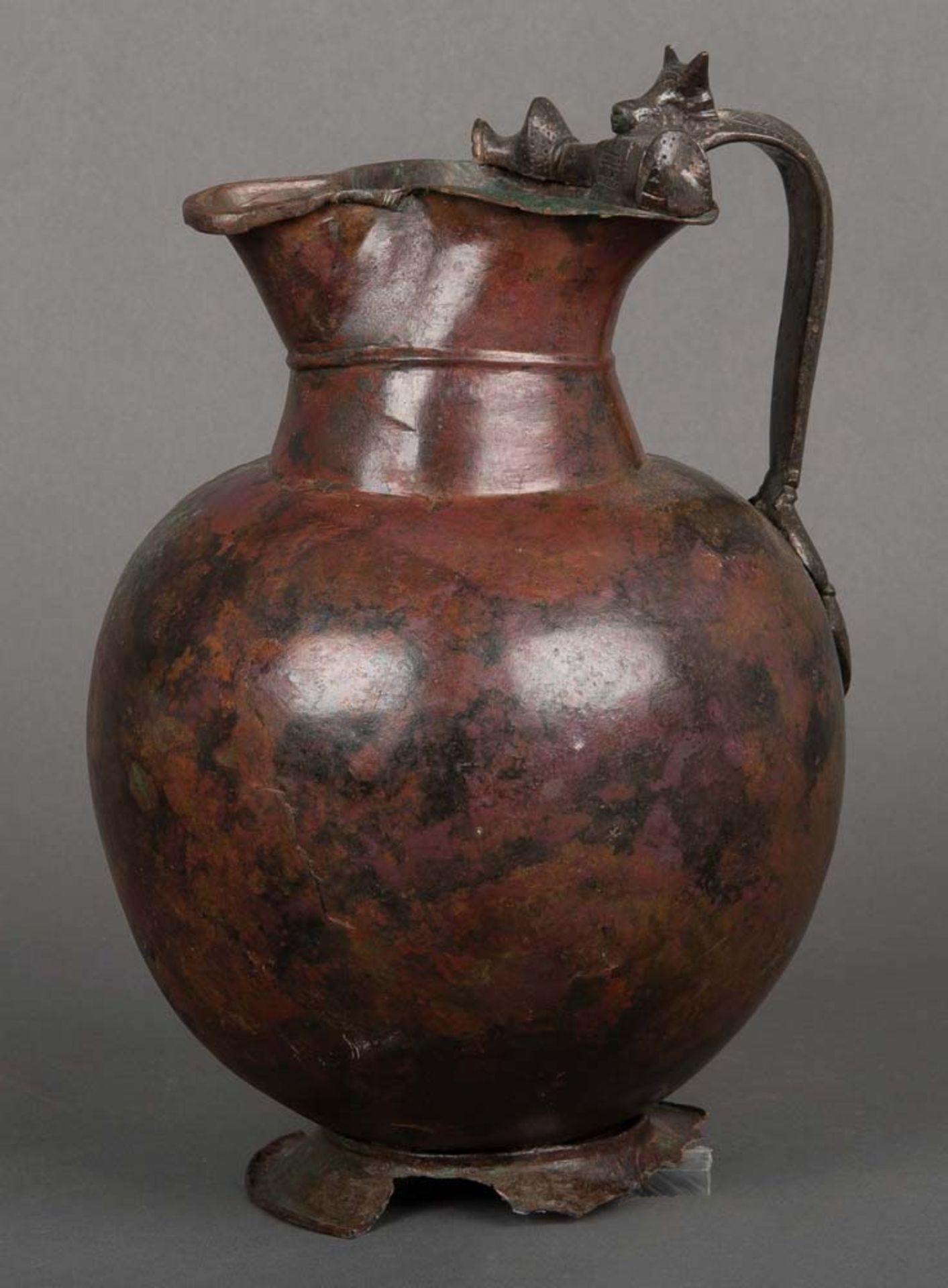 Henkelkanne. Lt. Rechnung Urartu 8. Jh. v. Chr. Bronze, getrieben, H=24,2 cm. Provenienz: Athena, - Bild 3 aus 4