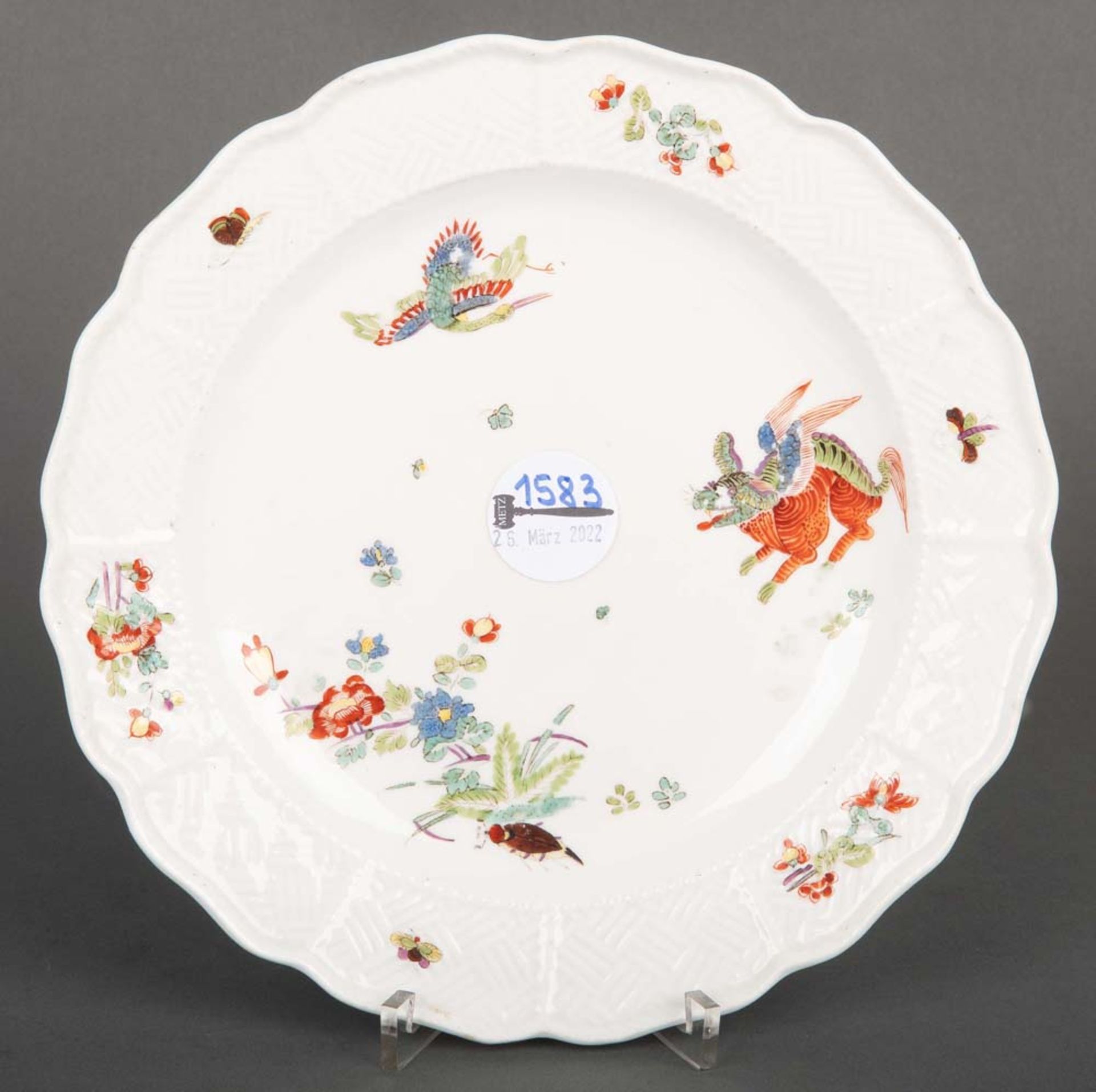 Teller „Sulkowskyrelief“. Meissen 1730. Porzellan, bunt bemalt mit koreanischem Löwen. Verso