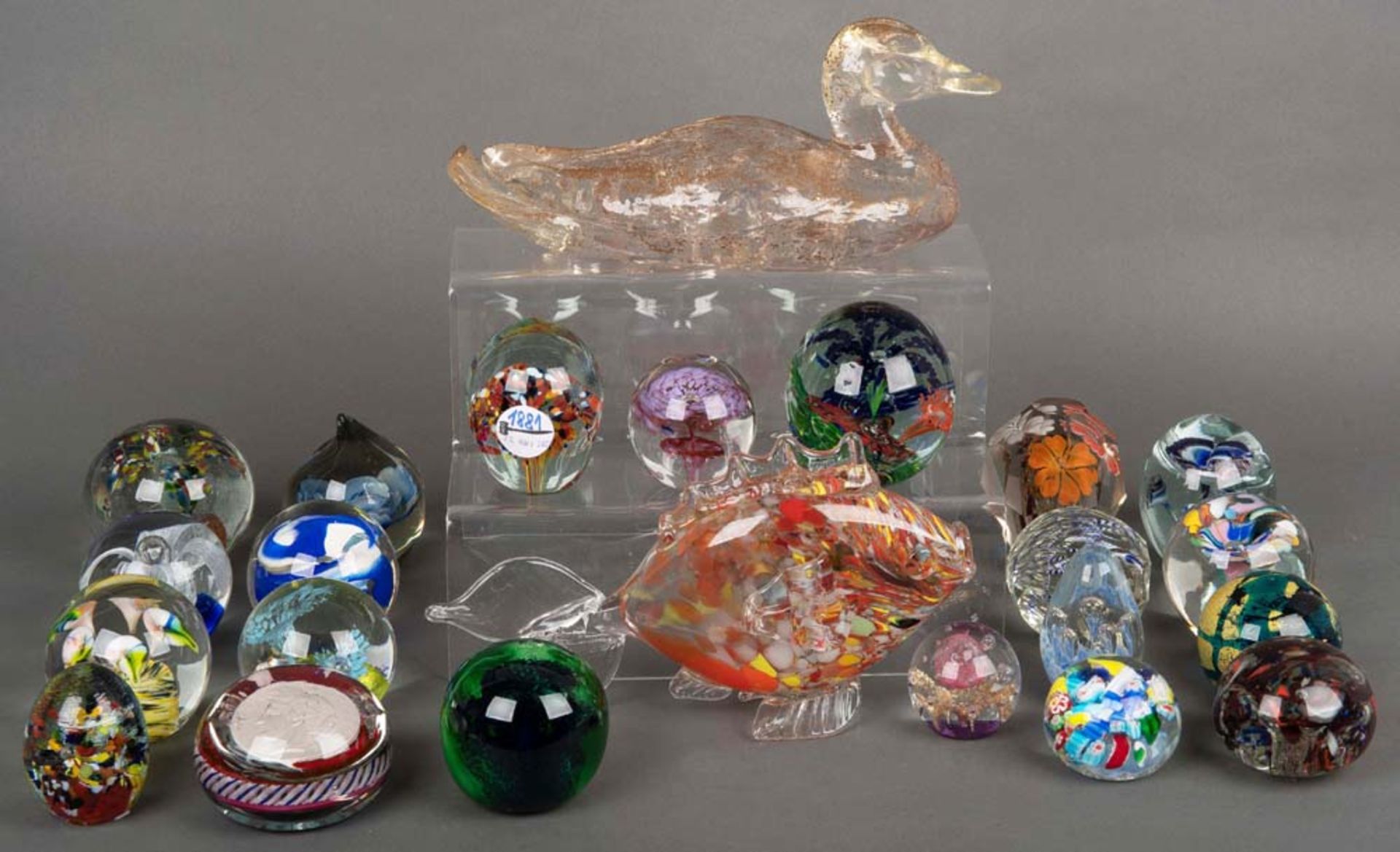 Konvolut Paperweights und Tiere Murano- Buntes Glas, H=6 bis 17 cm, D=6 bis 10 cm.