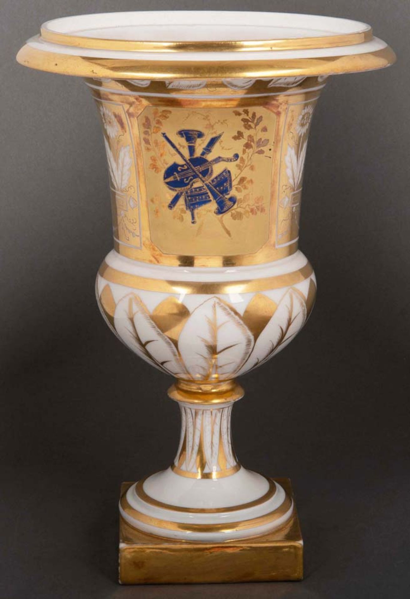 Empire Vase. Paris um 1805. Porzellan aufwändig gold staffiert und radiert. Am Boden unleserlich - Bild 2 aus 3