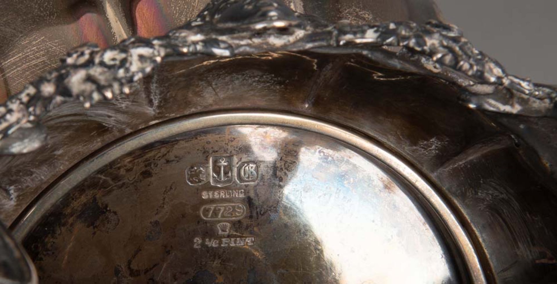 Kanne auf Stövchen. England 20. Jh. Silber, ca. 1.000 g, H=33 cm. - Bild 2 aus 2